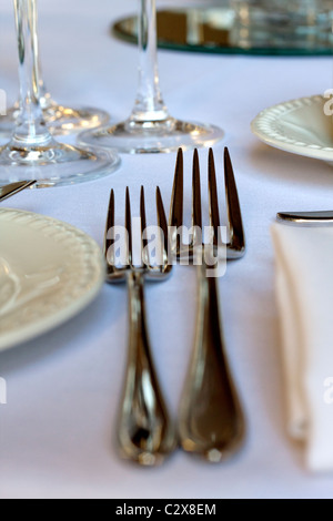 Due Forcelle come parte di una tabella Foto Stock