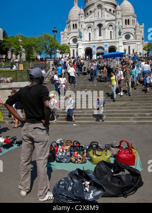 Parigi, Francia, gente numerosa, turisti a piedi sui gradini, fuori dalla Basilica del Sacro cuore, nel quartiere di Montmartre, venditore di marciapiedi africano, camminate ripide Foto Stock