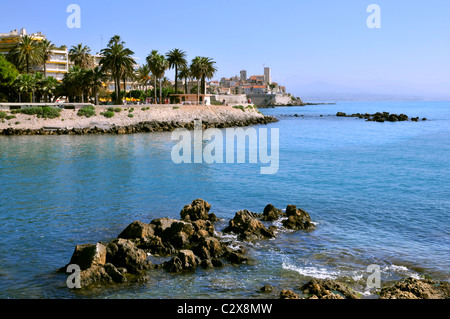 Costa rocciosa di Antibes nel sud-est della Francia, area mediterranea con la città vecchia in background Foto Stock