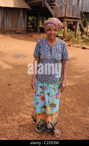 Un sorridente di mezza età lady cambogiano indossando un krama, un velo tradizionale. Foto Stock