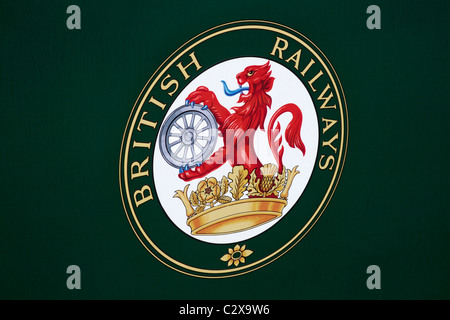 Logo della British Railways sul lato del treno alla stazione di Swanage a settembre - primo piano dello stemma del leone sulla locomotiva BR Foto Stock