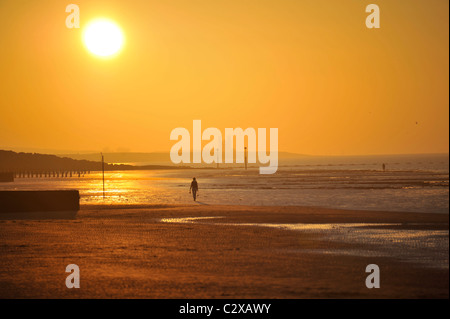 La molla tramonto dietro Reculver torri da Minnis Bay Foto Stock