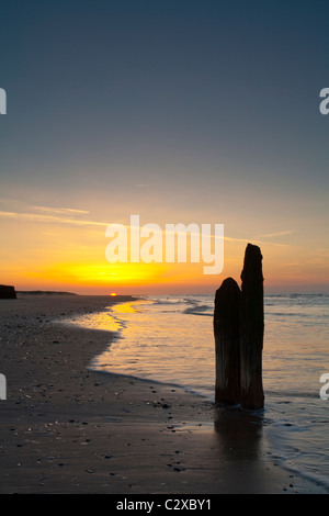 Tramonto sulla spiaggia a Titchwell riserva naturale, Norfolk, Regno Unito Foto Stock