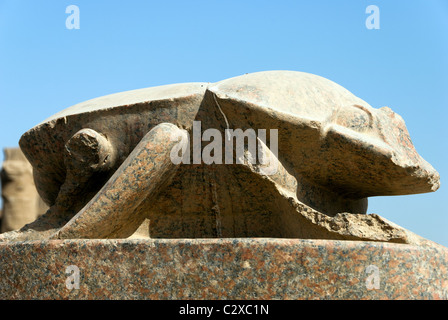 Statua di un sacro Scarabeo beatle presso il tempio di Karnak - Luxor, l'Alto Egitto Foto Stock