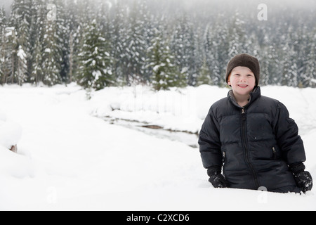 Ragazzo caucasico godendo la neve Foto Stock