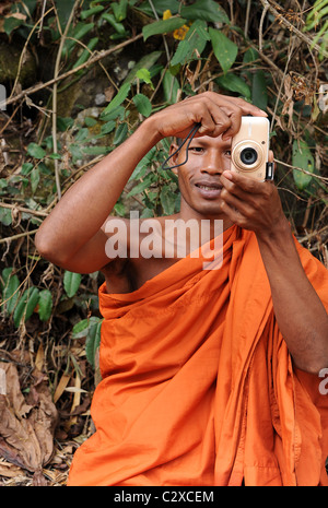 Monaco buddista di scattare fotografie a Bou Sraa cascate. Zone di Mondulkiri Provincia, Cambogia orientale. Foto Stock