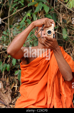 Monaco buddista di scattare fotografie a Bou Sraa cascate. Zone di Mondulkiri Provincia, Cambogia orientale, Sud Est Asiatico. Foto Stock