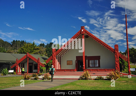 Maori meeting house, Rotowhio Marae, Te Puia, Nuova Zelanda istituto di arte e artigianato Maori, Rotorua, Baia di Planty, Nuova Zelanda Foto Stock
