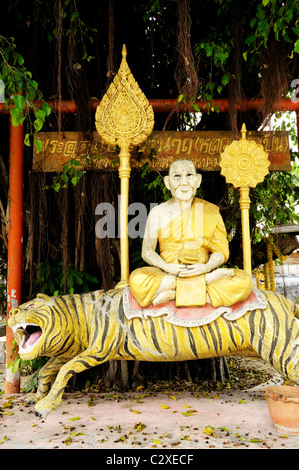 Il Buddha seduto su una statua di tiger , wat mani phraison o Wat Manee Pai,figlio, Mae Sot, occidentale della Thailandia Foto Stock