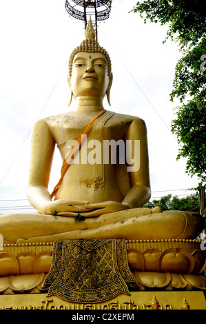Grande statua del Buddha , wat mani phraison o Wat Manee Pai,figlio, Mae Sot, occidentale della Thailandia Foto Stock