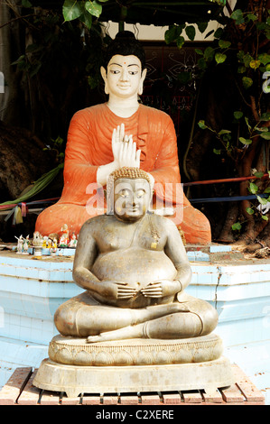 Buddha statue iconica , wat mani phraison o Wat Manee Pai,figlio, Mae Sot, occidentale della Thailandia Foto Stock