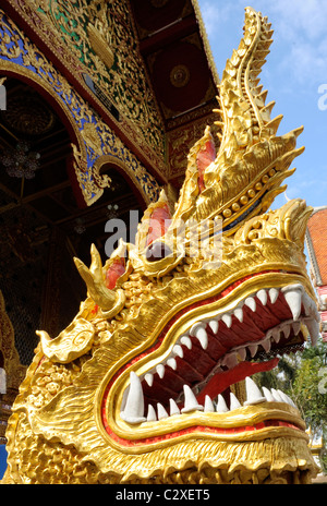 Statua di dorata testa di drago all'entrata principale del tempio Wat mani phraison o Wat Manee Pai,figlio, Mae Sot, Thailandia Foto Stock