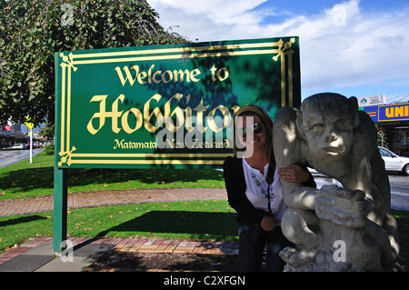 "Benvenuti a Hobbiton" segno e la statua di Gollum, Broadway, Matamata, regione di Waikato, Isola del nord, Nuova Zelanda Foto Stock