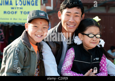 Una famiglia visitando il Boudha Stupa vicino a Kathmandu, Nepal Foto Stock