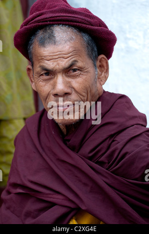 Un monaco tibetano che visita la Boudha Stupa vicino a Kathmandu, Nepal Foto Stock