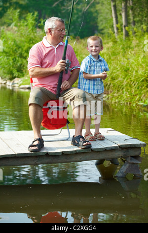 Foto del nonno e nipote di pesca in ambiente naturale Foto Stock