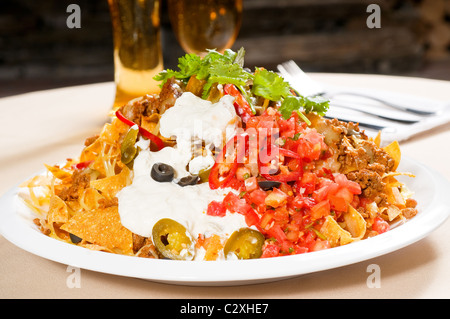 Nachos fresca e insalata di verdure con carne ,chili con carne ,tipico cibo messicano Foto Stock
