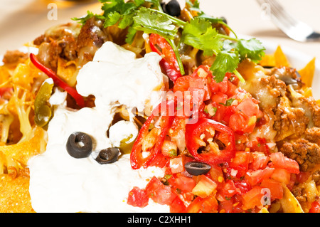 Nachos fresca e insalata di verdure con carne ,chili con carne ,tipico cibo messicano Foto Stock