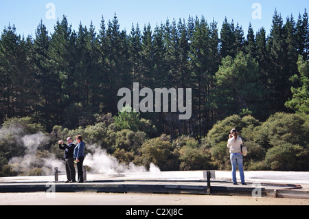 Il Boardwalk sulla terrazza, Wai-O-Tapu Thermal Wonderland, Rotorua, Baia di Planty Regione, Isola del nord, Nuova Zelanda Foto Stock