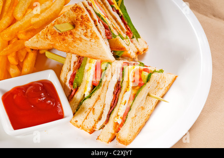 Fresh triple decker club sandwich con patatine fritte sul lato Foto Stock