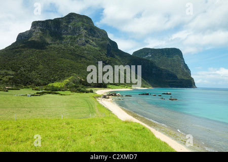 Mount Lidgbird (sinistra) & Mt Gower dalla barriera corallina laguna sul sito patrimonio mondiale Isola di Lord Howe, Nuovo Galles del Sud, Australia Foto Stock