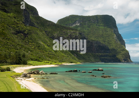 Mount Lidgbird (sinistra) & Mt Gower dalla barriera corallina laguna sul sito patrimonio mondiale Isola di Lord Howe, Nuovo Galles del Sud, Australia Foto Stock