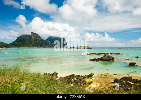 Mts Lidgbird (sinistra) & Gower presso la laguna con il mondo più meridionale del reef di corallo sull Isola di Lord Howe, Nuovo Galles del Sud, Australia Foto Stock