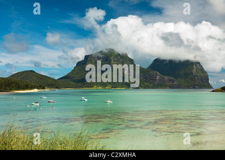 Mts Lidgbird (sinistra) & Gower presso la laguna con il mondo più meridionale del reef di corallo sull Isola di Lord Howe, Nuovo Galles del Sud, Australia Foto Stock