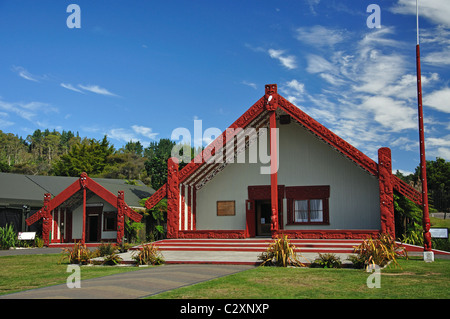 Maori meeting house, Rotowhio Marae, Te Puia, Nuova Zelanda istituto di arte e artigianato Maori, Rotorua, Baia di Planty, Nuova Zelanda Foto Stock