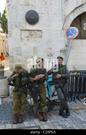 Soldati israeliani di guardia vicino alla porta di Damasco a Gerusalemme Foto Stock