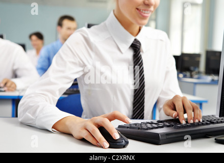 Donna lavoratore di ufficio utilizzando computer nel suo posto di lavoro Foto Stock