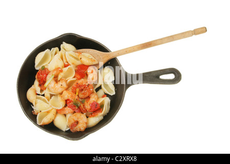 Gamberi e la pasta in una padella con un cucchiaio di legno Foto Stock