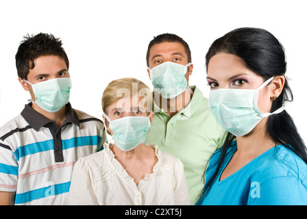 Giovane donna con maschera protettiva in piedi di profilo e di fronte immagine guardando a lei e altre tre persone con maschera Foto Stock