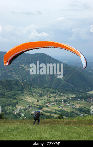 Avvio di parapendio, vista da Zar montagna nel sud della Polonia, Beskid Slaski Foto Stock