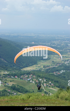 Parapendio, vista da Zar montagna nel sud della Polonia, Beskid Slaski Foto Stock