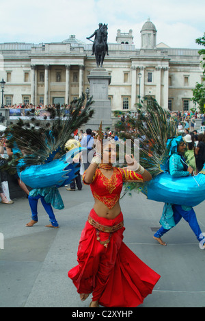 Ballerini Folk in Trafalgar Square a Londra, Inghilterra, Regno Unito, Europa Foto Stock