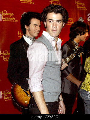 Kevin Jonas pone con la sua cera figura al debutto della nuova Jonas Brothers figure di cera a Washington DC, Madame Tussauds Foto Stock