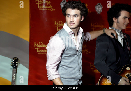 Kevin Jonas pone con la sua cera figura al debutto della nuova Jonas Brothers figure di cera a Washington DC, Madame Tussauds Foto Stock