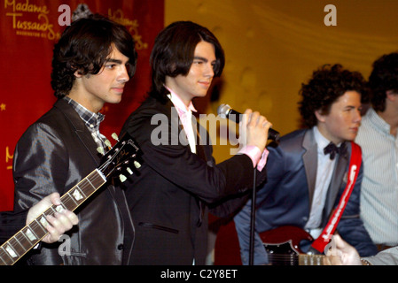 Joe Jonas pone con la sua cera figura al debutto della nuova Jonas Brothers figure di cera a Washington DC, Madame Tussauds Foto Stock