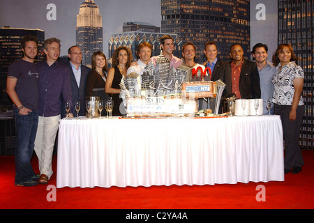 Melina Kanakaredes, Gary Sinise, Carmine Giovinazzo, Hill Harper, Eddie Cahill CSI: NY 100th episodio celebrazione presso Studio City Foto Stock