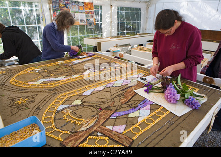 Ben medicazione, Eyam Derbyshire, England Regno Unito - 'petalling' il consiglio di amministrazione per la città a buon fine Foto Stock