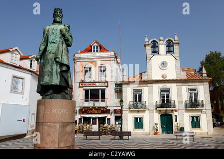 La statua del re Dom Pedro I (1320 - 1387) sul Largo 5 de Outobro a Cascais, Portogallo. Foto Stock