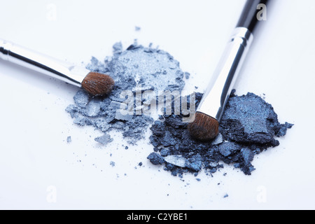 Pennelli per il trucco touch eyeshadows rotto Foto Stock