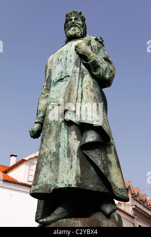 La statua del re Dom Pedro I (1320 - 1387) sul Largo 5 de Outobro a Cascais, Portogallo. Foto Stock