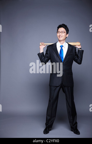 Imprenditore tenendo mazza da baseball Foto Stock