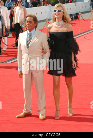 Valentino Garavani e Eva Herzigova sessantacinquesimo Festival del Cinema di Venezia - Giorno 2 - 'Valentino: l'ultimo imperatore" Premiere - Venezia, Italia Foto Stock