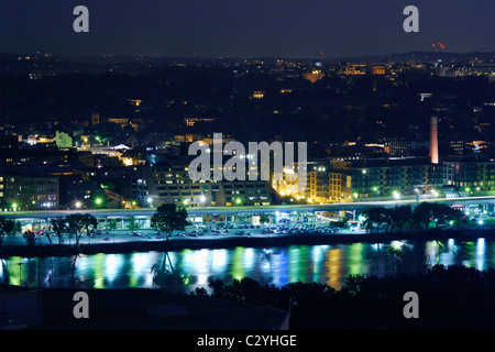 Georgetown waterfront e Whitehurst autostrada di notte, Washington D.C. Foto Stock