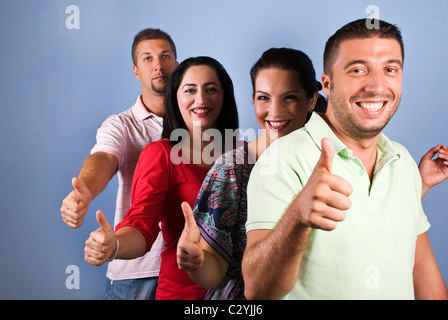 Gruppo di amici felice camminando in una linea avente fun ,ridendo e dando pollice in alto,uomo sorridente davanti all immagine su blu Foto Stock