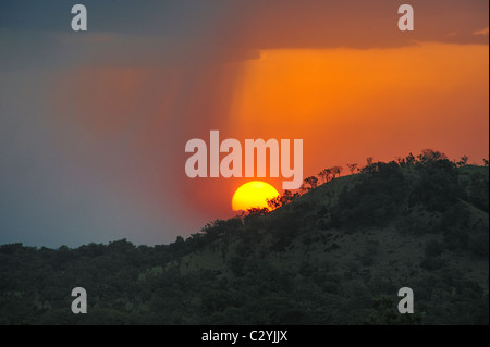 Regolazione del sole sulle colline di Boma National Park, Sudan Foto Stock