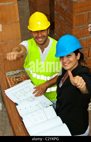 Vista dall'alto di due architetto felice team sul sito dando pollice in alto Foto Stock